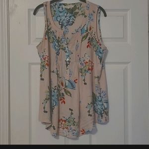 💛Daniel Rainn top. NWOT